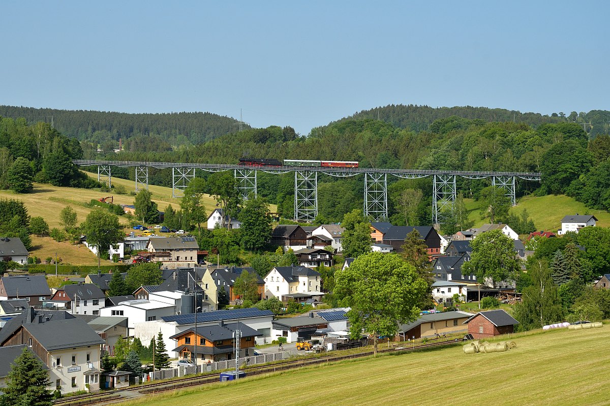 Hochzeitssonderzug mit 50 3648 auf dem Markersbacher Viadukt