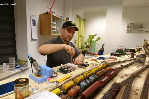 Verstärkung hat das Modellbauteam durch Ralf Fleischer aus Hormersdorf erhalten. Er übernimmt die Installation der Modellbahnelektronik, Digitalisierung und Steuerung der Anlage.