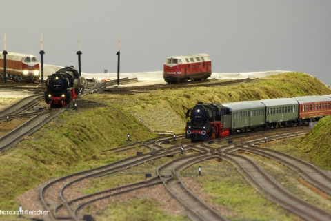 Die vorbildgerechte Wiedergabe der westlichen Schwarzenberger Bahnhofseinfahrt läßt sich aus dieser Perspektive gut erkennen.