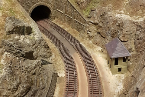 Landschaftsgestaltung mit bahntypischen Bauten.