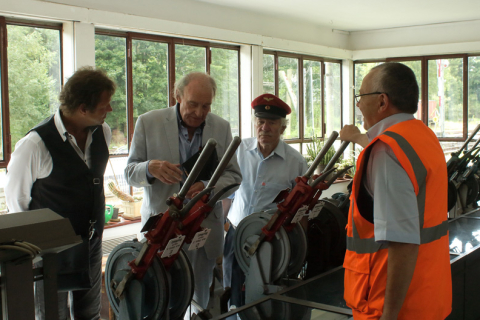 Der z. B. aus zahlreichen Tatort-Folgen bekannte Schauspieler Michael Mendl bekam bei seinem Besuch der Erzgebirgischen Aussichtsbahn (EAB) am 21. August 2021 auch die Stellwerktechnik des Bahnhofs Schlettau erklärt.  Foto: Axel Schlenkrich