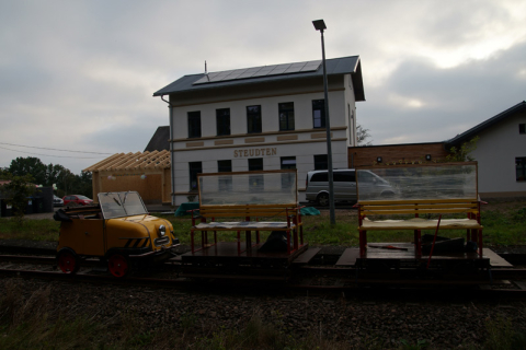 Der KL 2001 hat soeben die Schulanfängerin aus dem Bahnhofsgebäude Steudten zu Hause abgeliefert und rollt zum Feierabend zurück nach Rochlitz. Foto: Thomas Krauß