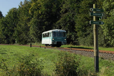 Für die Firma Bahnreisen Sutter fuhr am 14. September der LVT 772 367-9 von Annaberg-Buchholz nach Schwarzenberg. Auf Wunsch des Bestellers fanden unterwegs mehrere Fotohalte statt, die natürlich auch der Reiseleiter Axel Schlenkrich nutzte, hier am 