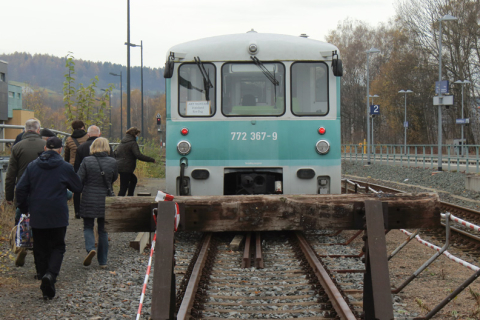 Für die Gäste der Konzertreihe „art montan“ pendelte am 13. November 2021 der LVT 772 367-9 zwischen Bahnhof und dem Lokschuppen Schwarzenberg. Foto: Axel Schlenkrich