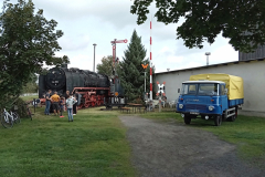 Am 12. September 2021 nahm in Wülknitz dieser Lkw aus DDR-Zeiten neben der im Eigentum des VSE befindlichen Dampflokomotive 44 351 Aufstellung.  Foto: Tom Radics
