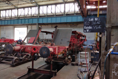 Der Rahmen der Dampflok 50 3616-5 befindet sich im DLW Meiningen in der großen Werkstatthalle, der Rauchkammerträger ist aktuell noch ausgebaut. Foto: Tim Zolkos