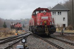 Gleich zwei Lokomotiven von DB Cargo brachten am 29. Dezember 2021 derzeit nicht benötigte Güterwagen zur Abstellung auf die Anschlussbahn des Vereins. Foto: Axel Schlenkrich.