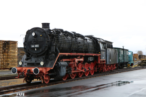 Mit Unterstützung des Imprägnierwerks Wülknitz entfernten die Vereinsmitglieder am 17. Januar 2022 die Windleitbleche und stellten somit den historisch korrekten Zustand bei der Deutschen Reichsbahn wieder her. Foto: Frieder Scheibner