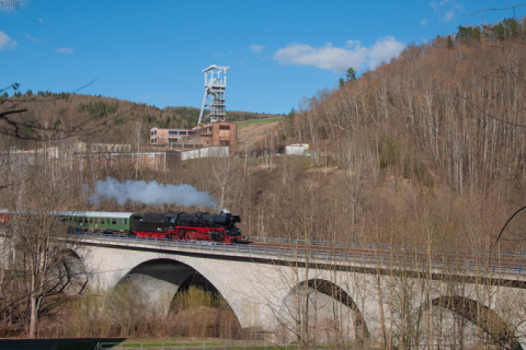 Am Nachmittag des 16. April 2022 bringt vor historischer Bergbaukulisse die Dampflok 35 1097 den VSE-Museumszug zum Ausgangsort zurück. Foto: Sebastian Illig