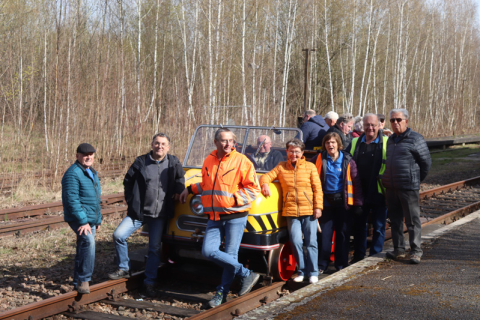 Gruppenbild mit Damen und Trabi: Zum Start in die neue Saison lichtete Andreas Wende die Aktiven ab.  Foto: Andreas Wende