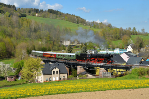 Steffen Schmidt fotografierte am 7. Mai 2022 den von der Chemnitzer 50er geführten Eröffnungszug der diesjährigen EAB-Saison in Markersbach. Foto: Steffen Schmidt