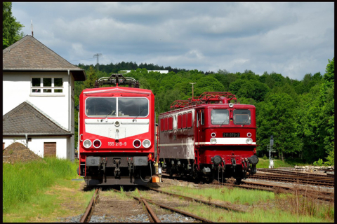 Als Gastfahrzeuge präsentierten sich 155 219-9 von der Firma Maik Ampft Eisenbahndienstleistungen sowie 109 073-2 von TRIANGULA Logisitk GmbH vor dem Stellwerk 3. Foto: Steffen Schmidt