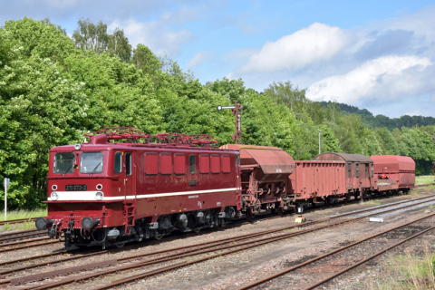 Im Abendlicht hielt Ralph Mildner die Lok 109 073-2 vor Museumsgüterwagen fest. Foto: Ralph Mildner