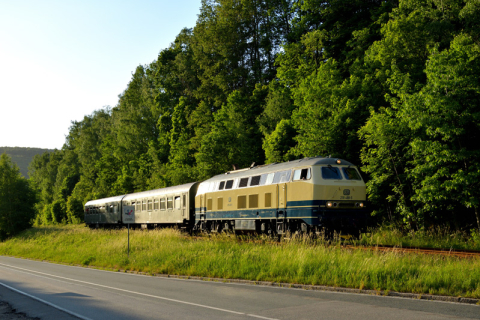 Mit der Diesellok 218 488-5 unternahmen die Mitarbeiter der Gothaer Firma Railsystems RP GmbH sowie die VSE-Mitglieder am Abend des 27. Mai 2022 einen Betriebsausflug nach Thalheim. Foto: Steffen Schmidt