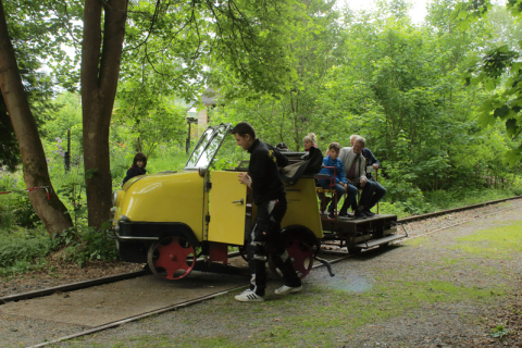 Der Schienentrabi zu Gast im Museum: Zur Freude der Eisenbahntage-Besucher kam das urige Gefährt in Schwarzenberg zum Einsatz. Dennis Forthaus, Vereinsmitglied aus Münster, wendet unter den Augen der Fahrgäste den Trabi für die Rückfahrt. Foto: Axel 