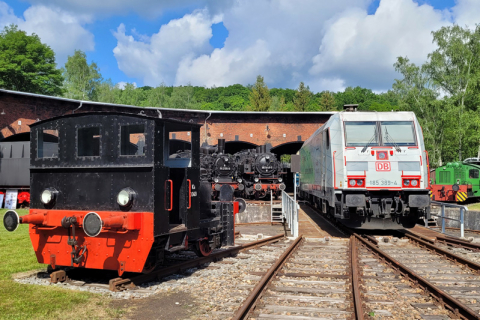 Das linke Exponat hat in den dreißiger Jahren des vergangenen Jahrhunderts den Güterverkehr rationalisiert – mit dem rechten übernimmt die DB Cargo jetzt umweltfreundliche Beförderung von Gütern auf der Schiene. Foto: Ralph Mildner