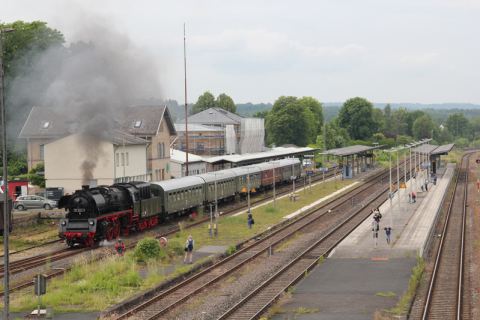 Bei den Pfingstdampftagen im Deutschen Dampflokomotiv Museum Neuenmarkt (DDM) setzte die Glauchauer Dampflok 35 1097-1 am Abend des 5. Juni 2022 kraftvoll in Bewegung. Foto: Thomas Strömsdörfer