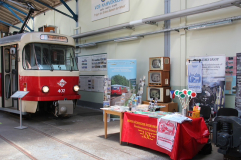 Vor dem „Chemnitzer Fernsehturm“ fand am 11. Juni 2022 der VSE-Infostand seinen Platz im Straßenbahnmuseum Chemnitz. Als Hintergrund brachte sich der Tatrawagen 402 farblich passend ein. Foto: Thomas Strömsdörfer