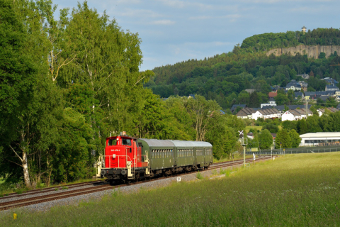 Am Abend des 11. Juni 2022 war Steffen Schmidt nochmals zu Stelle, als der Sonderzug vor der Kulisse des Scheibenbergs mit seinen markanten Orgelpfeifen seinem Ziel Schwarzenberg entgegenfährt. Foto: Steffen Schmidt