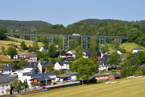 Zwei Sonderzüge auf einem Bild: Am 18. Juni 2022 folgte dem für eine Geburtstagsfeier gemieteten LVT 772 367-9 ein Dampfzug mit der 50 3648-8. Bei dessen Halt im Bahnhof Markersbach eilt der LVT über das Viadukt. Foto: Steffen Schmidt