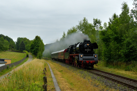 Die Glauchauer Dampflok 35 1097-1 holte am 7. Juli 2022 einige Museumswagen in Schwarzenberg ab, die im Raum Leipzig zum Einsatz kommen sollten. Foto: Steffen Schmidt