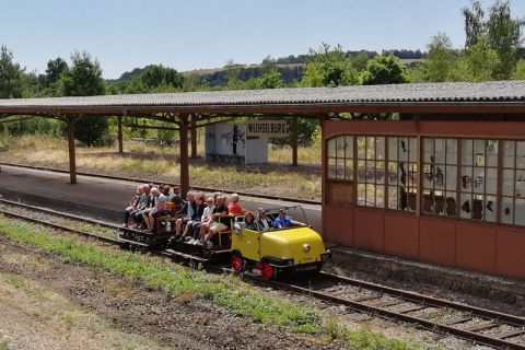 Auch am 17. Juli 2022 blieb bei den Schienentrabifahrten ab Rochlitz kein Sitzplatz frei – hier im Bahnhof Wechselburg. Foto: Tino Doberenz