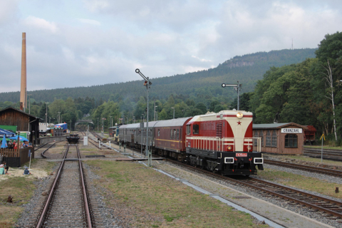 Anlässlich mehrerer Streckenjubiläen verkehrte am 13. August 2022 ein VSE-Sonderzug zum Fest im Bahnhof Cranzahl. Die frisch hauptuntersuchte Diesellok T435.0554 von Railsystems RP GmbH übernahm die Traktion des Zuges. Leider kann das Foto von Ronny 