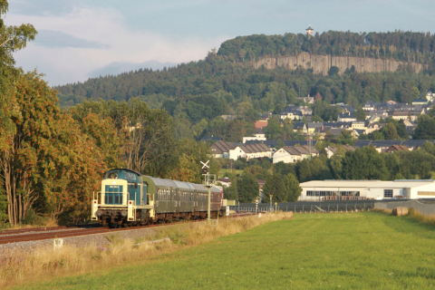 Die Abendsonne setzte am 13. August 2022 den Sonderzug vor der Kulisse des Scheibenberges mit seiner als „Orgelpfeifen“ bekannten Felsen passend in Szene, als Ronny Preußler den Auslöser seiner Kamera bediente. Foto: Ronny Preußler