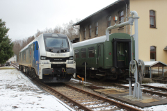 Am 7. Februar 2022 kam die ganz moderne Euro-Dual Diesel-Ellok 2159 234 der Firma Railsystems RP GmbH auf die Anschlussbahn des Eisenbahnmuseums zur Zwischenabstellung. Sie beförderte einen 420 Meter langen Holzzug. Foto: Axel Schlenkrich
