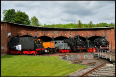 Während der Schwarzenberger Eisenbahntage nahmen historische Eisenbahnfahrzeuge vor dem Lokschuppen Aufstellung. Foto: Steffen Schmidt