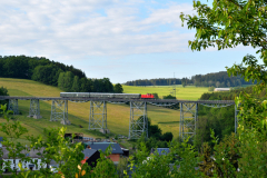 Wenig später rollte der Sonderzug über den auch als „Streichholzbrücke“ bekannten Markersbacher Viadukt. Foto: Steffen Schmidt