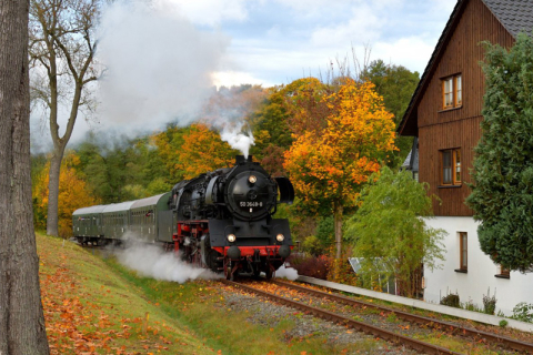 Im Oktober half die Chemnitzer Dampflok 50 3648 vor dem VSE-Museumszug aus und beförderte den Sonderzug der Erzgebirgischen Aussichtsbahn in den Bf Markersbach. Foto: Steffen Schmidt