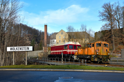 Die im Eigentum der Firma Railsystems RP GmbH stehende Diesellok überführte am 25. November 2022 im Auftrag des VSE die ehemals in Schlettau ausgestellte Diesellok V22 nach Wolkenstein zum neuen Standort Zughotel. Foto: Steffen Schmidt