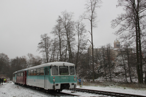 Vor der Kulisse der Burg Loket setzt am 3. Dezember 2022 der VSE-Sonderzug, der aus den Triebwagen 772 312, 972 771 und 772 367 der Eisenbahnnostalgie Vogtland gebildet wurde, zum Abstellgleis um. Foto: Thomas Strömsdörfer