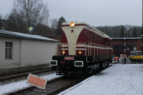 Für Rangierarbeiten und zur Schubunterstützung der abendlichen VSE-Lichterfahrt steht die T435.0554 der Firma Railsystems RP GmbH am 10. Dezember 2022 einsatzbereit. Foto: Axel Schlenkrich