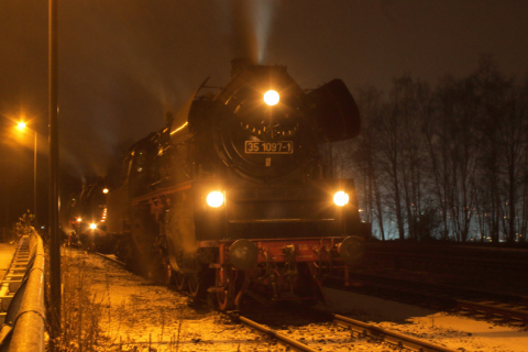 Die Glauchauer 35 1097 ergänzt am Abend des 10. Dezember 2022 in Schwarzenberg ihre Wasservorräte Foto: Axel Schlenkrich