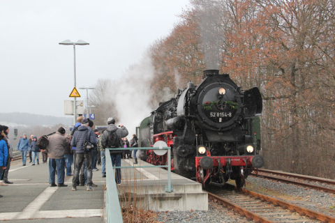 Die Beförderung des mittäglichen Nikolauszuges übernahm am 10. Dezember 2022 die Leipziger Dampflok 52 8154. Foto: Thomas Strömsdörfer