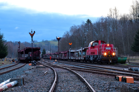 261 066 von DB Cargo brachte am 29. Dezember 2022 vorläufig nicht benötigte Wagen des Unternehmens zur Abstellung auf die Anschlussbahn des Eisenbahnmuseums. Foto: Steffen Schmidt