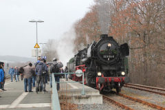 Die Beförderung des mittäglichen Nikolauszuges übernahm am 10. Dezember 2022 die Leipziger Dampflok 52 8154. Foto: Thomas Strömsdörfer