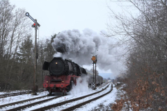 Am 25. Januar 2023 unternahm das Dampflokwerk eine weitere Lastprobefahrt mit der Lok 50 3616. Hans-Georg Preiß beobachtete mit seiner Kamera die Fahrt im Bahnhof Immelborn. Foto: Hans-Georg Preiß