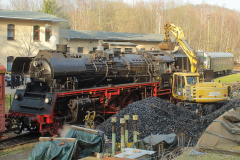 Nach Ankunft unseres Ostersonderzuges in Schwarzenberg (Erzgeb) mussten die Kohlenvorräte der Lok ergänzt werden - Axel Schlenkrich hielt dies im Bild fest.
