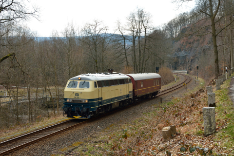 218 466 von der Firma Railsystems RP brachte am 8. März den Speisewagen des VSE-Museumszuges von Schwarzenberg nach Brieske. Im Rahmen der anstehenden Untersuchung ist bei der Firma WISAG GmbH ein Tausch der Achsen geplant.  Foto: Steffen Schmidt