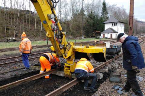 Nach dem Auskoffern des Schotters und der Entfernung der alten Holzschwellen erfolgt am 21. März 2020 das Einfädeln der Betonschwellen zwischen die in ihrer Lage unveränderten Schienen. Foto: Ecki Schwenzer