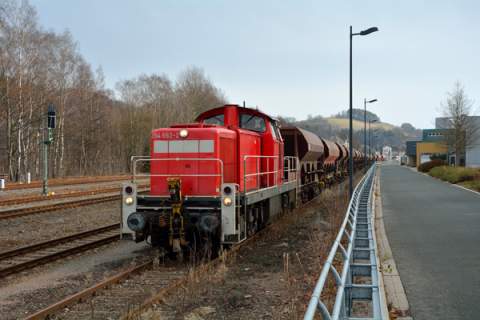 Seit einigen Tagen nutzt DB Cargo Gleise des Eisenbahnmuseum zur Abstellung derzeit nicht benötigter Güterwagen. Am 4. Dezember 2020 überführte 294 662-2 die ersten Wagen nach Schwarzenberg. Foto: Steffen Schmidt