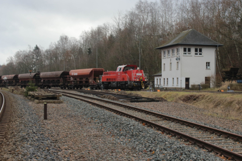 Am 11. Dezember 2020 brachte 261 089-7 weitere Güterwagen zur Abstellung nach Schwarzenberg. Für einen reibungslosen Ablauf sorgten dabei auch die Vereinsfreunde, die das Stellwerk W3 des VSE besetzten. Foto: Axel Schlenkrich