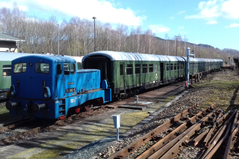 Die museumseigene Diesellok 102 082-5 übernahm während der alljährlichen Wagenfristung am 14. März 2020 den Verschub der Museumswagen. Foto: Tom Radics