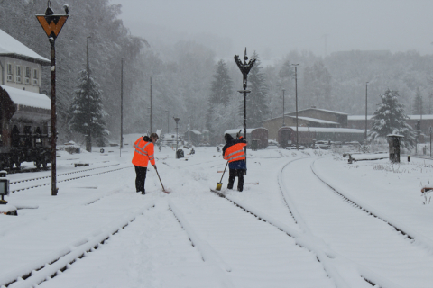 Zu den unromantischen, aber notwendigen, Arbeiten zur Sicherung der Befahrbarkeit der Gleisanlagen gehört in dieser Jahreszeit zweifelsohne der Winterdienst. Foto: Axel Schlenkrich