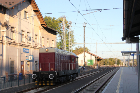 Im Bf Chodov setzt die Lokomotive des Museumszug an das andere Zugende um. (Bildquelle: TSD)