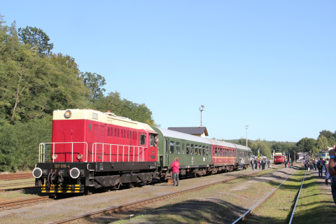 Am Nachmittag steht der VSE-Museumszug im Bahnhof Lužná u Rakovníka zur Rückfahrt bereit. (Bildquelle: TSD)
