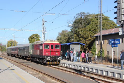 Am Morgen des 21. September 2019 legte der VSE-Sonderzug eine Pause im Bf Chodov ein. (Bildquelle: TSD)